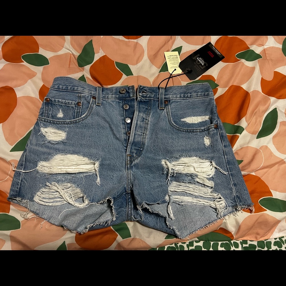 Women’s Levi’s High Rise Button-fly shorts NWT